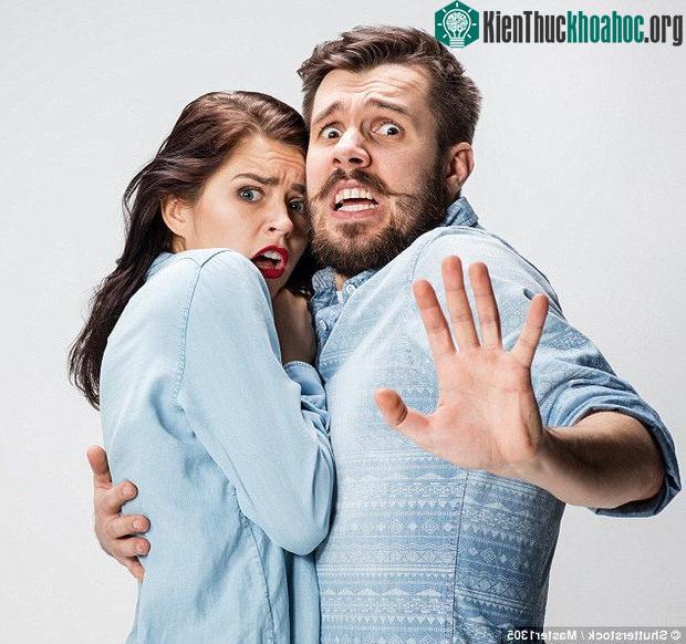 Hành động ôm là cách chúng ta bảo vệ người khác trong vô thức.
