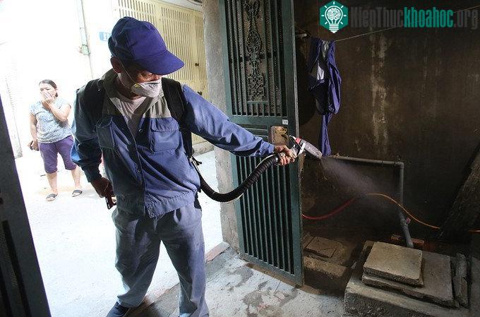Phun hóa chất diệt muỗi truyền bệnh sốt xuất huyết. (Ảnh: Ngọc Thành).