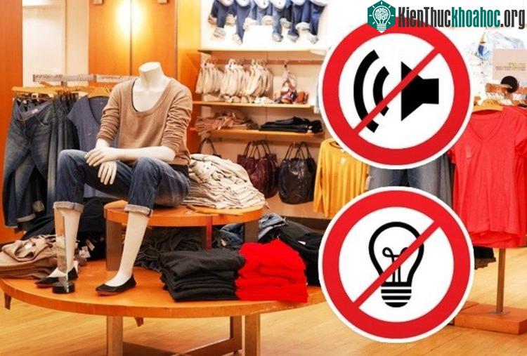 Lối vào cửa hàng mua sắm, thời trang đều được trang hoàng ánh sáng rực rỡ, âm thanh sống động.