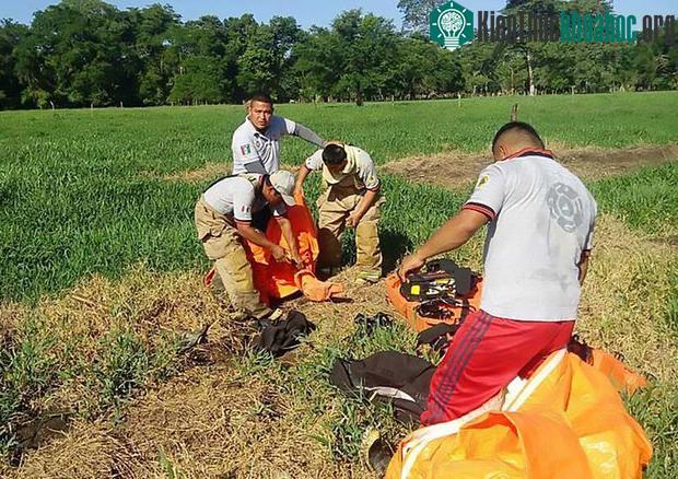 Các chuyên gia mặc quần áo bảo hộ đến hiện trường.