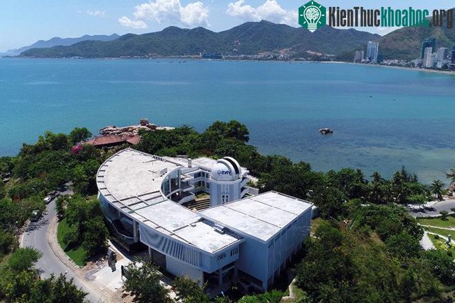 Đài thiên văn Nha Trang được đặt tại Hòn Chồng (Nha Trang, Khánh Hòa).