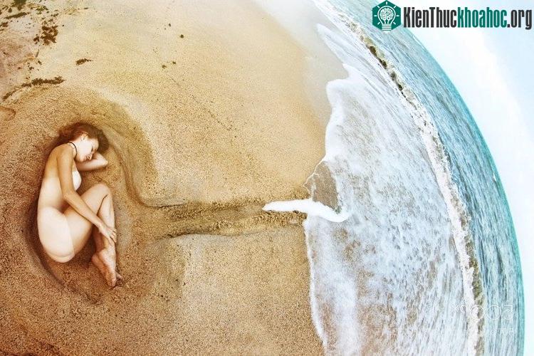 Giấc mơ "không mặc gì" đại diện cho sự tổn thương sâu sắc.