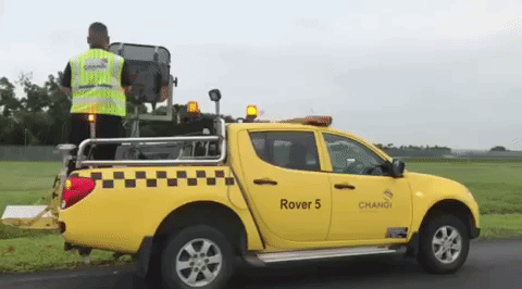 Trên xe được trang bị một bộ loa có khả năng phát ra âm thanh lớn để đuổi chim.
