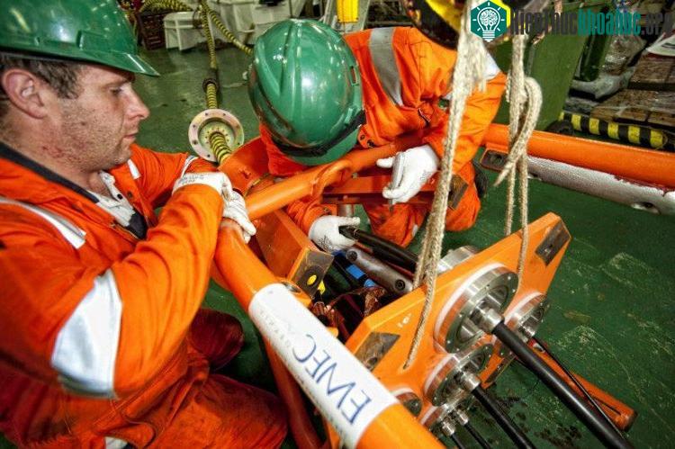 Việc nối cáp quang biển được thực hiện bởi các kỹ sư với hệ thống máy móc hiện đại trên tàu chuyên dụng. (Ảnh: Emec).