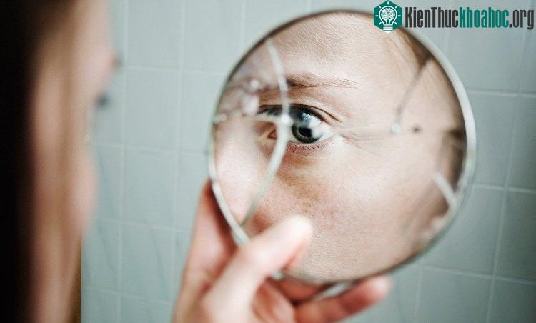 Theo quan niệm mê tín, làm vỡ một tấm gương sẽ khiến linh hồn chủ nhân của nó vỡ thành từng mảnh. (Ảnh: Lauri Rotko).