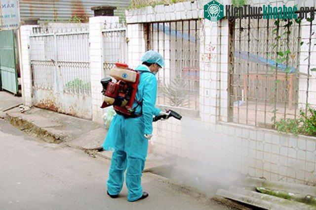 Chủ động xịt muỗi trong môi trường bạn sống. (Ảnh: Internet).