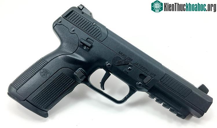 Súng cũng có băng đạn từ 10 tới 30 viên cho phép duy trì hỏa lực ở mức tương đối mạnh.