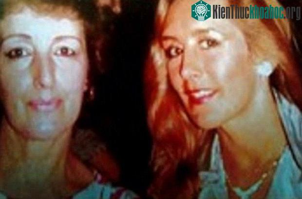 Cô Denise Underhill (trái) cảm thấy có sự hối thúc mình nói chuyện với mẹ của mình, bà Baryl Turton (phải) khi cô đang làm việc nhà.