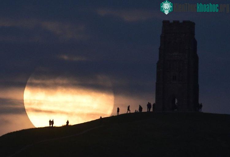 Strawberry Moon tại Glastonbury Tor vào tháng 6/2016.