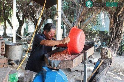 Chiếc máy ép dầu lạc do ông Trương sáng chế ra chạy tốn ít điện. Nếu mất điện thì người vận hành máy dùng tay để ép.