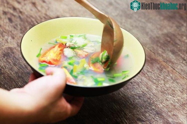 Chan nước canh còn khiến trẻ ăn nhanh, lượng nước nhiều dẫn tới no ảo, về lâu dài sẽ thiếu chất.