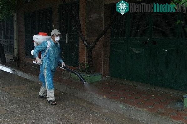 Phải xử lý ổ dịch sốt xuất huyết Dengue nhanh trong vòng 48 giờ sau khi xác định ổ dịch. (Ảnh: TM).