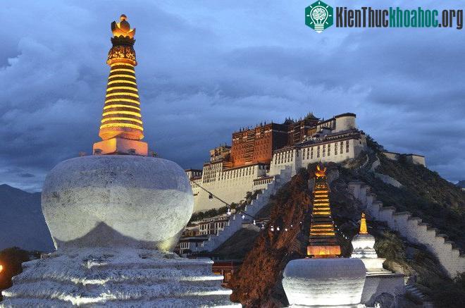 Người Tây Tạng rất coi trọng những nghi thức truyền thống. (Ảnh: Tibetanreview)