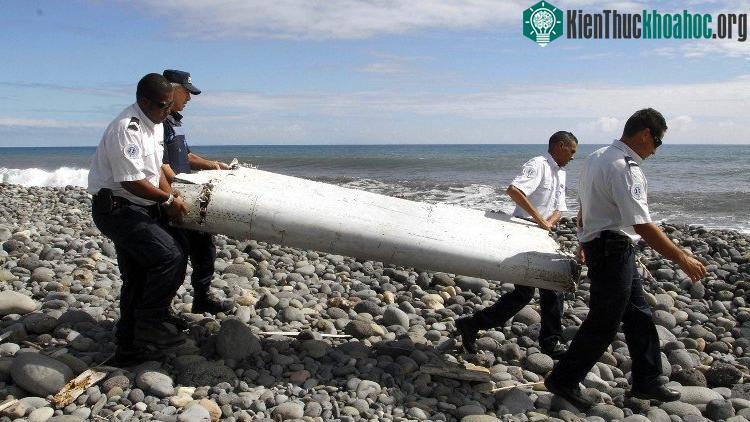 Mảnh vỡ được cho là của MH370 dạt vào đảo La Reunion, Ấn Độ Dương.