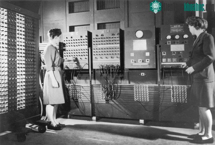 Jean Jennings Bartik (trái) trong lúc sử dụng bảng điều khiển chính của ENIAC. (Ảnh: Wikimedia).