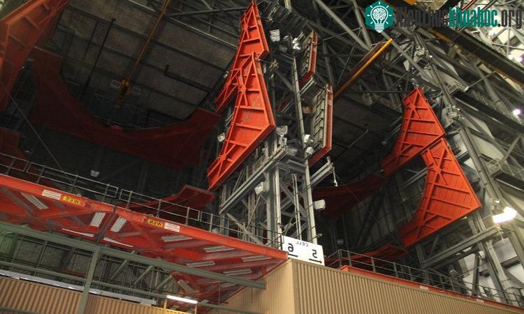 Một số kết cấu thời Apollo bị bỏ hoang trong VAB.