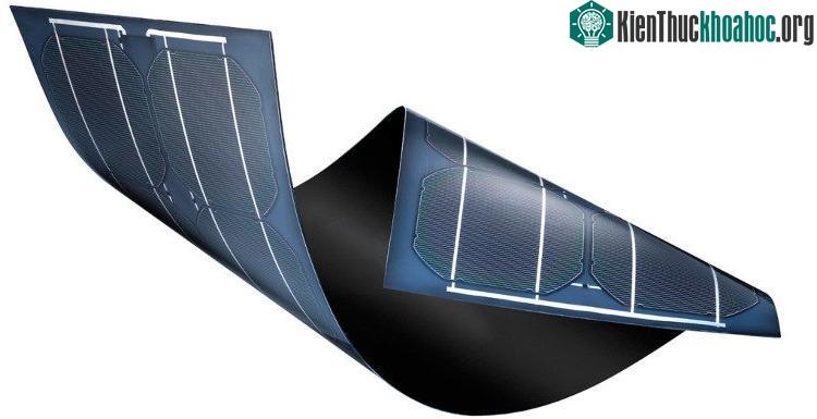 Độ dày của các tấm pin mặt trời này chỉ vài micromet.