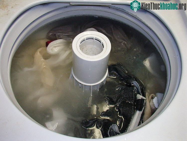Hệ thống lọc nước của Swatab có tên là Diro, là một thiết bị nhỏ bằng cái tủ đầu giường, được đặt giữa đường nước và máy giặt.