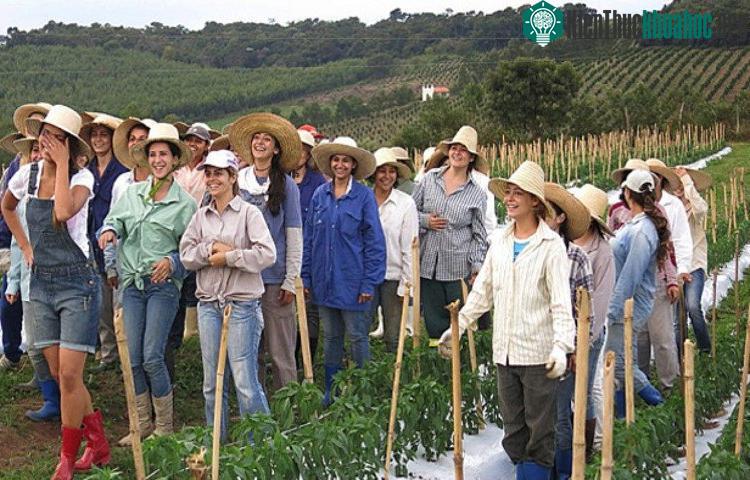 Thị trấn chỉ có duy nhất phụ nữ sinh sống và làm việc.