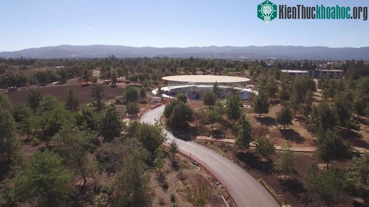 Tòa nhà chính của Apple Park có biệt danh là Spaceship (Tàu vũ trụ).