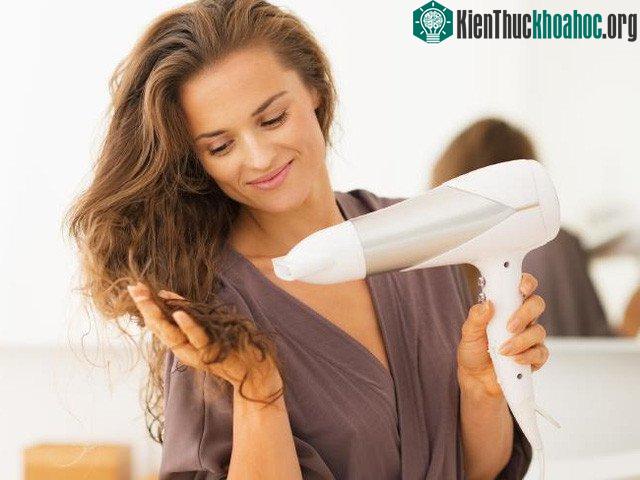 Nếu như không nhồi nhét được một cái máy sấy tóc vào ba lô, thì bạn cứ để tóc khô tự nhiên đi nhé.