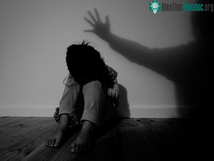 Bóng ma bạo hành tuổi thơ vẫn "ám" họ đến khi trưởng thành.