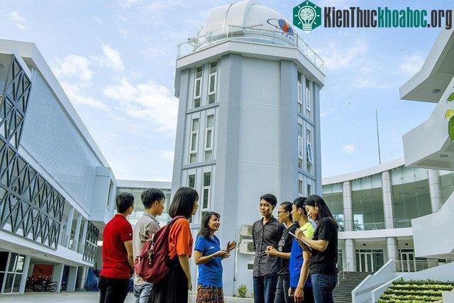 Sinh viên ĐH Nha Trang nghe giới thiệu tiềm năng hoạt động của đài thiên văn