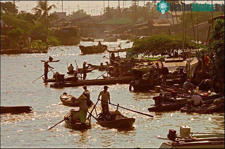 Buổi sớm trên chợ nổi Phụng Hiệp, Hậu Giang năm 2007.