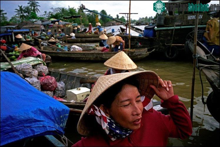 Cảnh buôn bán nhộn nhịp ở chợ nổi Phụng Hiệp.