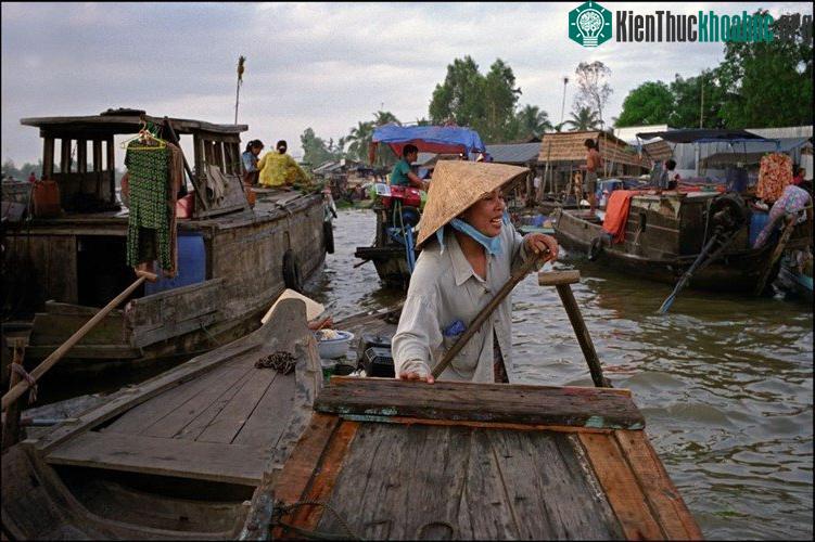 Người lái đò ở chợ nổi Phụng Hiệp.