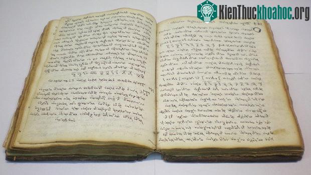 Người xưa tạo không gian rỗng ở hai bên rìa sách để hạn chế tối đa những thông tin bị chuột, gián, bọ mang đi.