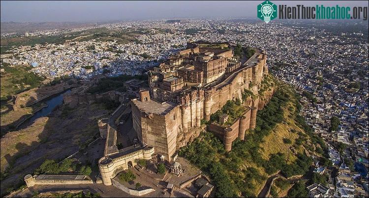 Lối vào pháo đài Mehrangarh vô cùng ấn tượng với tất cả bảy chiếc cổng đồ sộ.