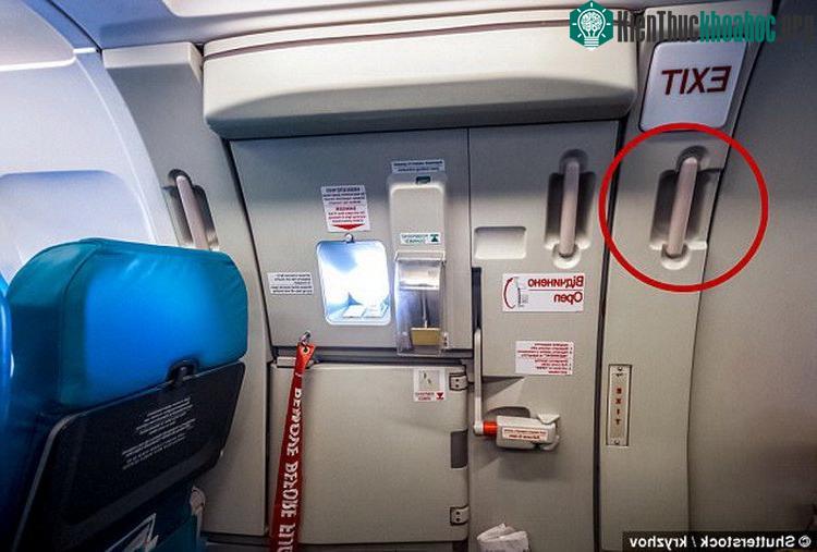 Tay nắm hai bên cửa thoát hiểm