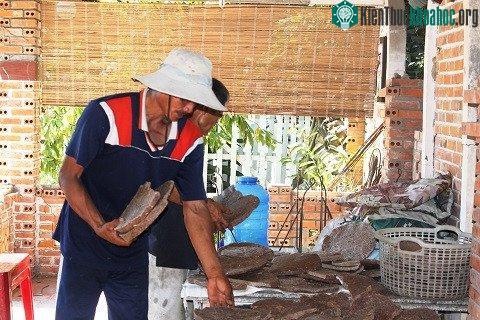 Người dân mang lạc (đậu phộng) đến ép, ngoài việc thu hồi dầu, bà con còn có sản phẩm bánh dầu (bã) mang về chăn nuôi rất tốt.