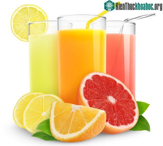 Bệnh nhân sốt xuất huyết cần phải uống nhiều nước trái cây.