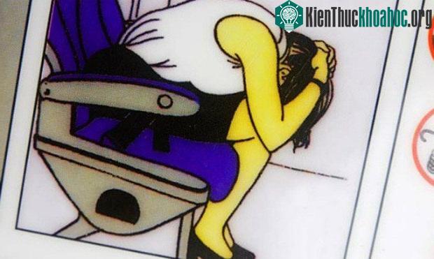Hãy cuộn tròn thành tư thế bào thai để giảm thiểu lực tối đa tác động lên cơ thể.