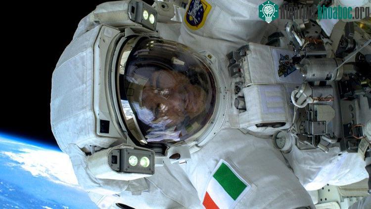 Luca Parmitano chỉ một giờ trước khi xảy ra sự cố. (Ảnh: NASA).