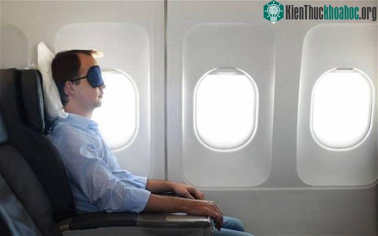 Tận dụng mọi cách để tạo cho mình không gian ngồi trên máy bay thoải mái nhất.