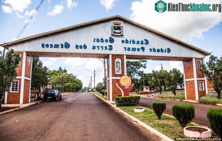 "Biệt danh" thị trấn song sinh được ghi ngay trên lối vào của thị trấn.