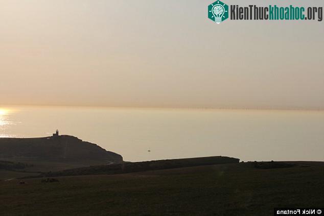 Khu dân cư trong vòng 9km tại bờ biển East Sussex đã phải sơ tán do đám mây màu vàng gây các triệu chứng ngứa mắt, khó thở, một số còn buồn nôn. (Ảnh: Daily Mail).