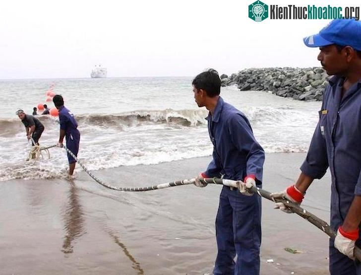 Việc sửa chữa cáp tốn kém rất nhiều thời gian và tiền bạc. (Ảnh: Mentalflos).