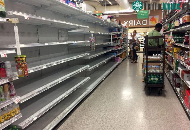 Đồ hộp và nước đóng chai bị vét sạch tại một cửa hàng tiện lợi ở Florida, Mỹ.