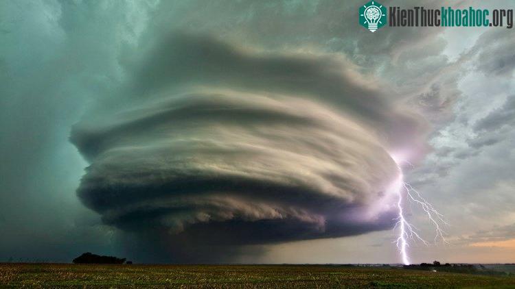 Hiện tượng này có tên gọi là Supercell.