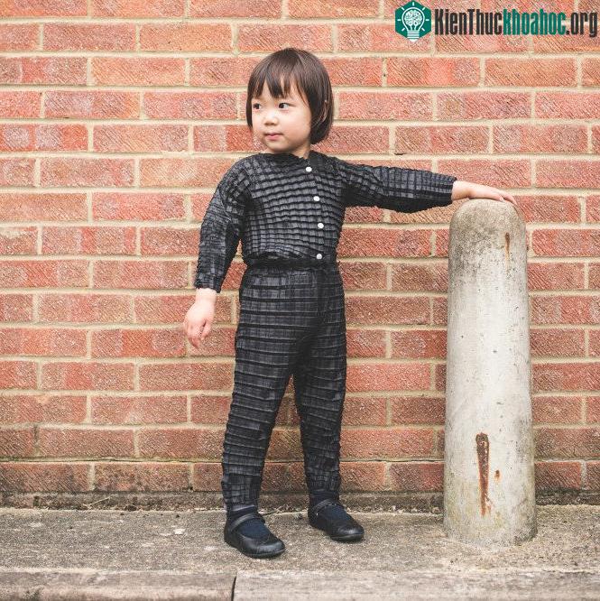 Cấu trúc vải sẽ thay đổi theo chuyển động của đứa trẻ.