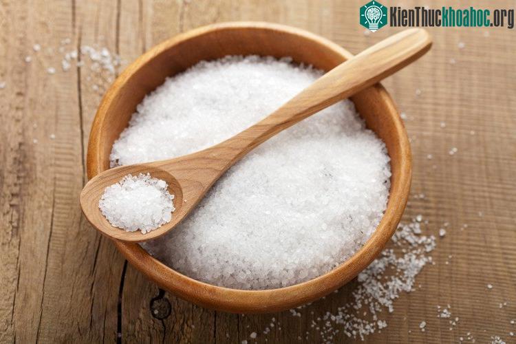 Bạn có thể cho muối vào ướp trước khi nấu.