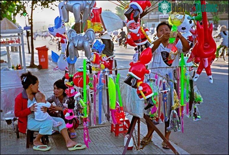 Quầy bán bong bóng bên vỉa hè ở Cần Thơ.