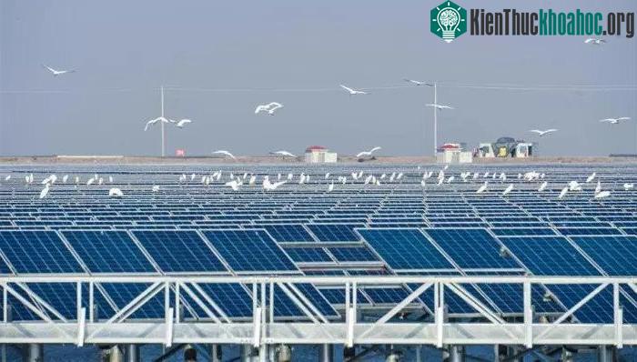 Việc vận chuyển các tấm cồng kềnh này với khoảng cách dài rất tốn kém.