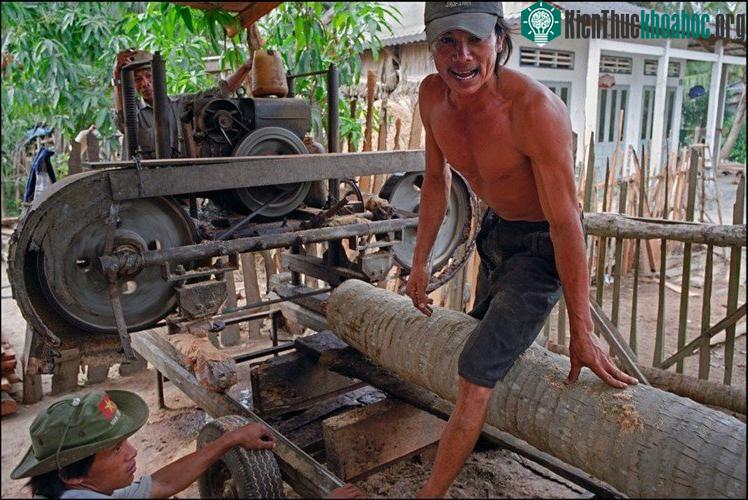 Những người thợ mộc trong một xưởng gỗ gần thị xã Gò Công.
