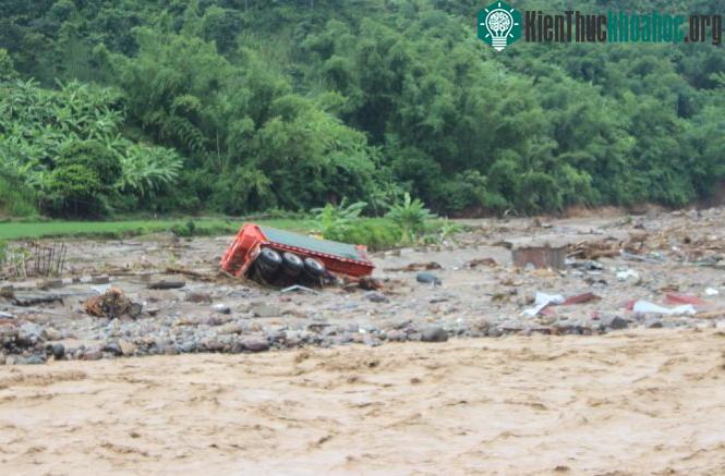 Quang cảnh mưa lũ tại huyện Mường La (Sơn La)