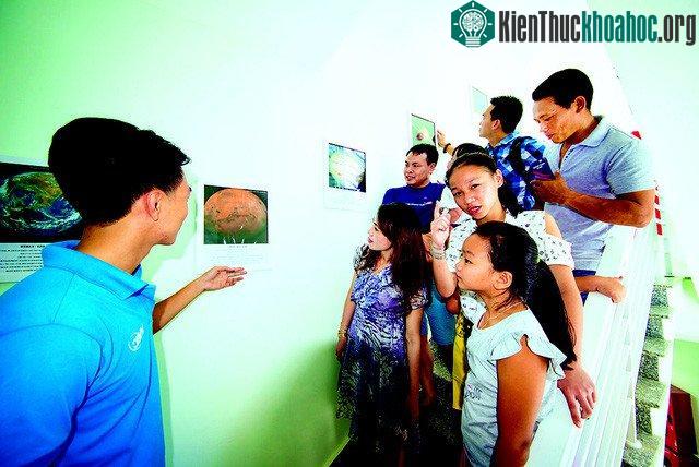 Phòng trưng bày hình ảnh, hiện vật rộng khoảng 200m2